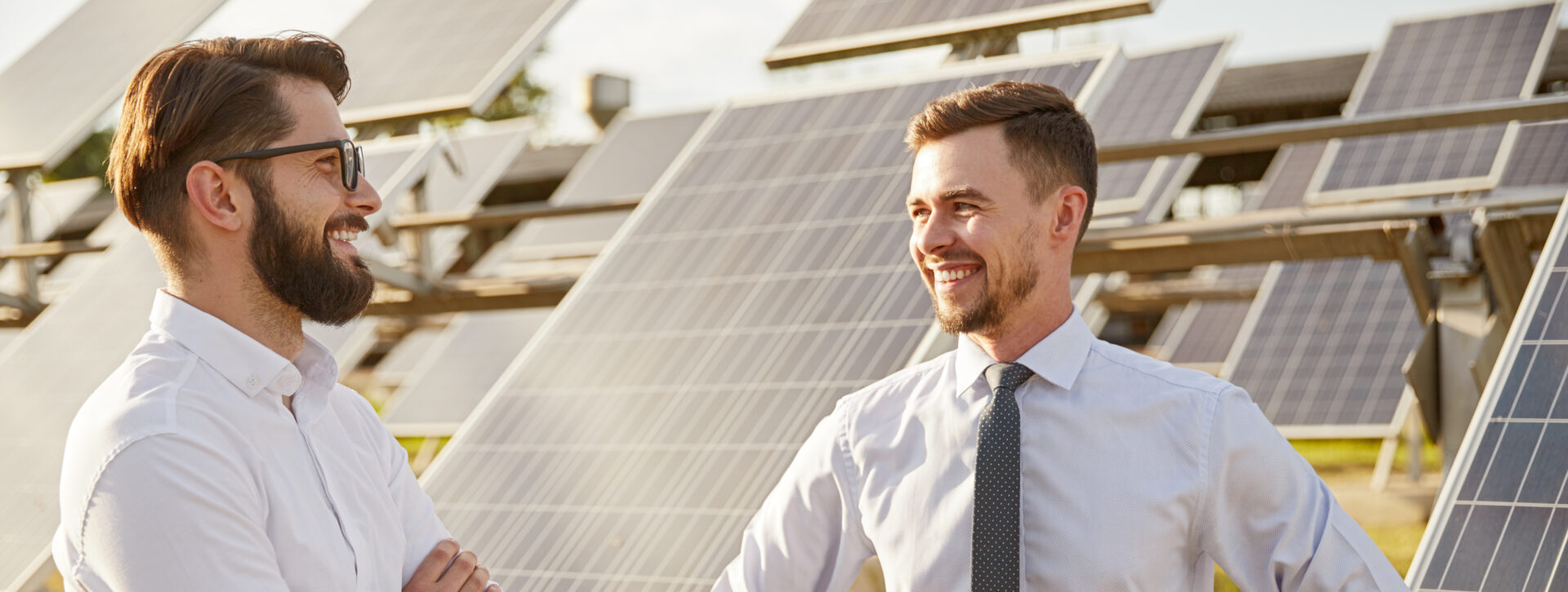 Ahorro de energía eléctrica en empresas: Guía estratégica de eficiencia y autogeneración industrial
