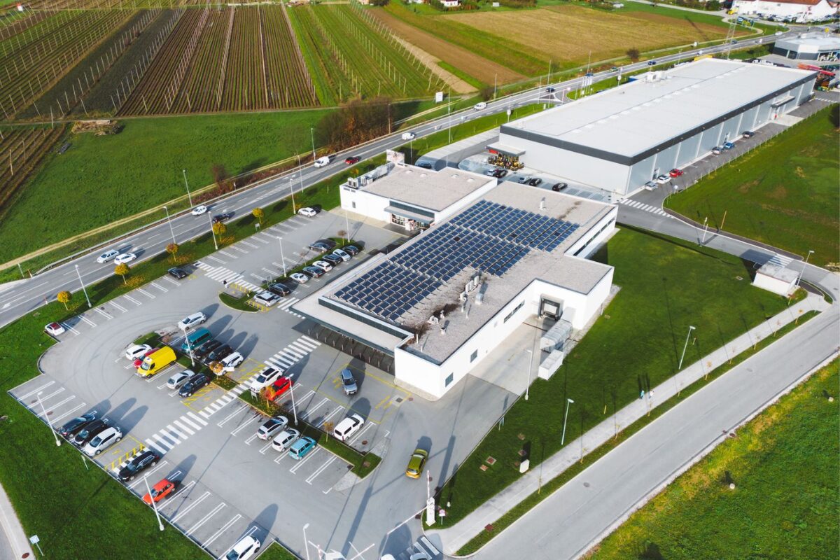 Autoconsumo solar en empresas: cómo reducir costos sin inversión inicial