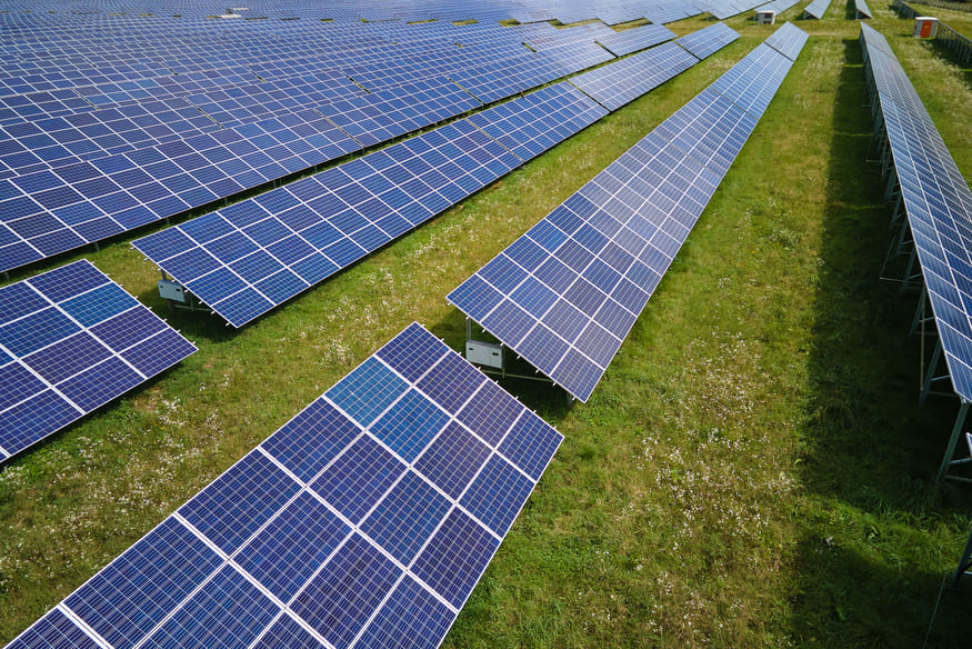 Cómo ahorrar energía en tu empresa: Guía de eficiencia y estrategia solar para grandes consumidores