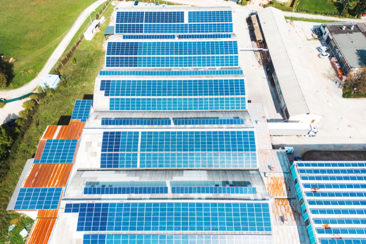 Cómo reducir los costos operacionales con paneles solares en techos industriales