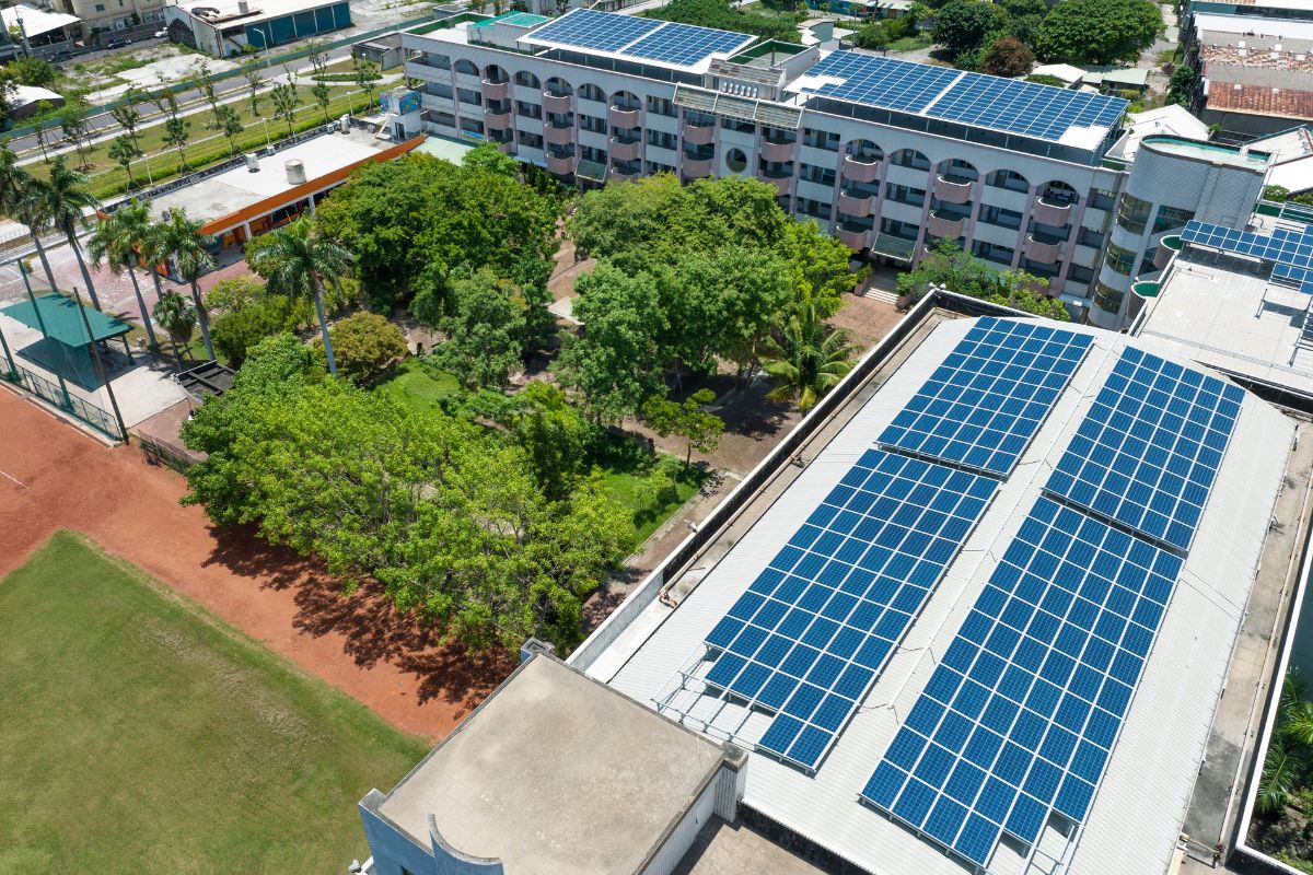 Energía solar para colegios, clínicas y universidades: beneficios para instituciones